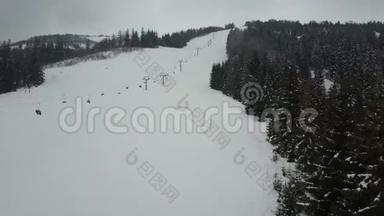 乘坐喀尔巴阡山<strong>滑雪</strong>缆车。 空中俯瞰<strong>人们</strong>在<strong>滑雪</strong>板上下降。